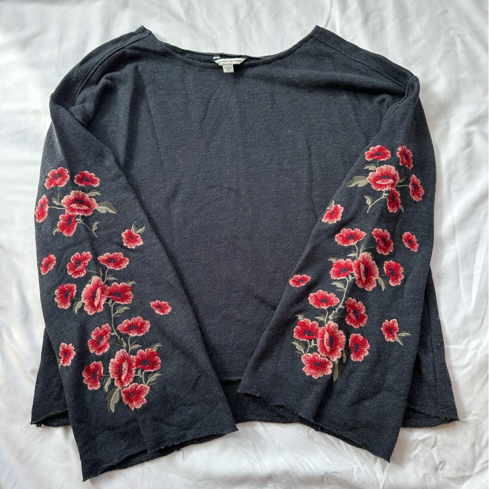 American Eagle shirt with flowy sleeves and embroidered flowers